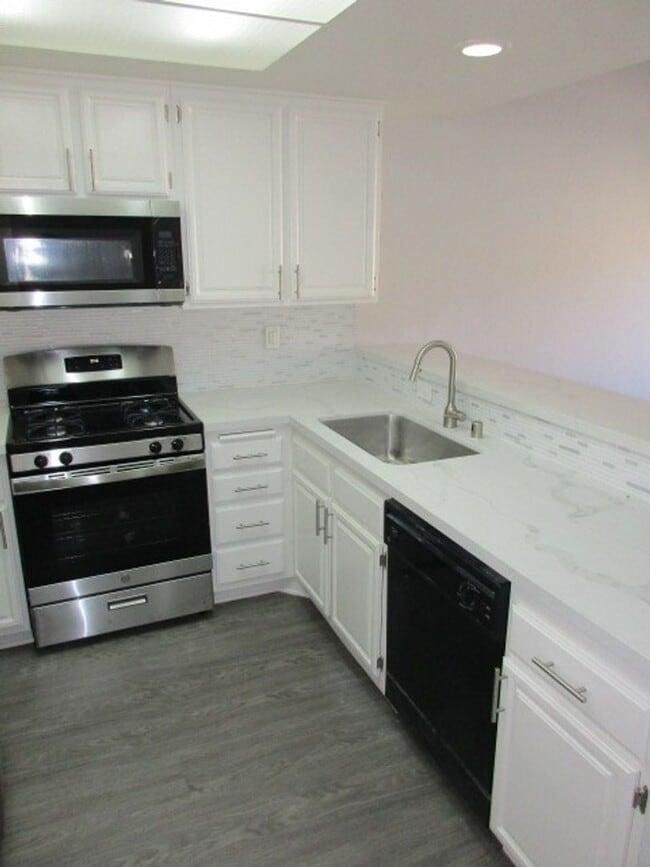 Building Photo - Scripps Ranch - Upgraded - 2BD/2BA - Unit in Terraces at Scripps Ranch