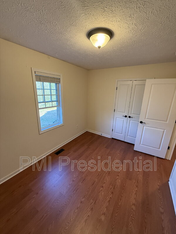 Building Photo - 1041 Greenview Dr