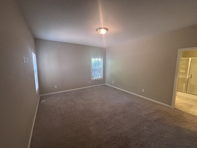 Building Photo - 100 Kingswood Cir