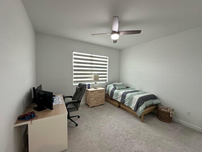 Building Photo - 10230 SW Orana Dr