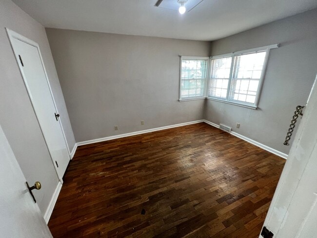 Building Photo - Beautiful 5 Bed House Perfectly Located Just 1 block from KSU!