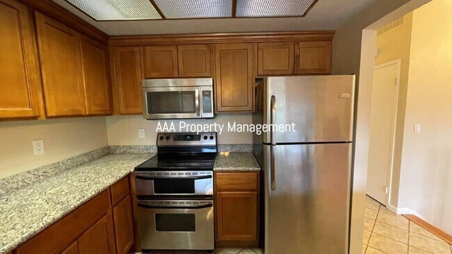 Building Photo - Beautiful 4 bedroom 2.5 bath townhome w/ v...