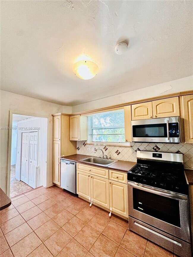 Building Photo - 1180 SW 22nd Terrace