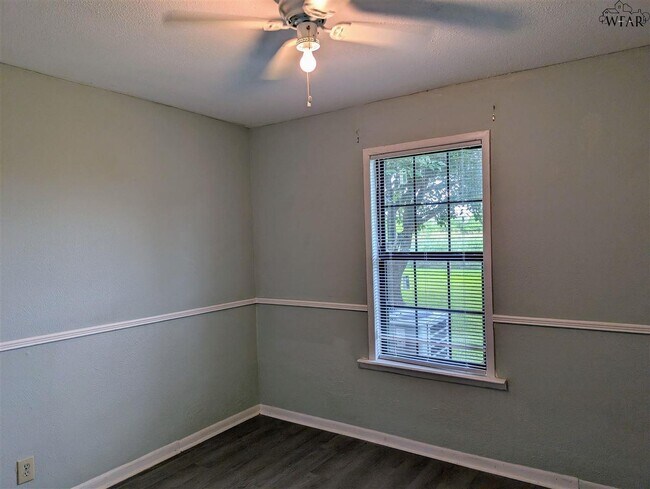 Building Photo - 2805 S Bandera Dr