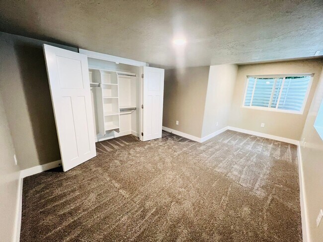 Building Photo - 893 N 1000 W