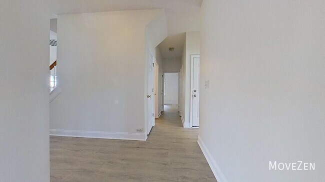 Building Photo - 4705 Pineview Dr