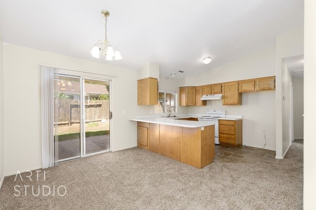 Building Photo - 3 Bedroom, 2 Bathroom Home in the Red Clif...