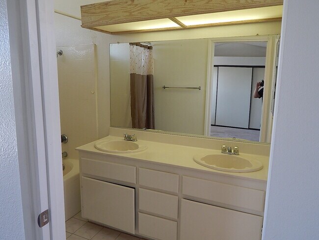 Building Photo - 20410 Mesa Oak Dr