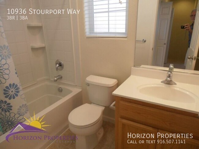 Building Photo - Modern Two-story 3 Bed 2.5 Bath 1,374 sqft...