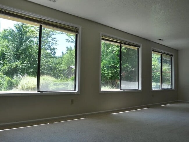 Building Photo - One level single family house, great location, ease access to all daily essentials