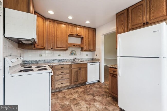 Building Photo - 6916 Southridge Dr