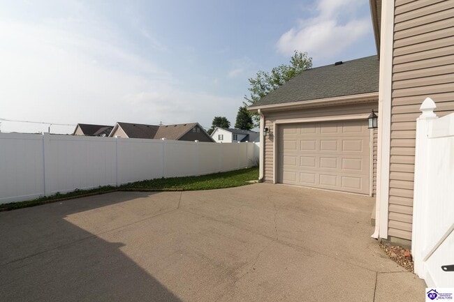 Building Photo - 212 Applewood Ln