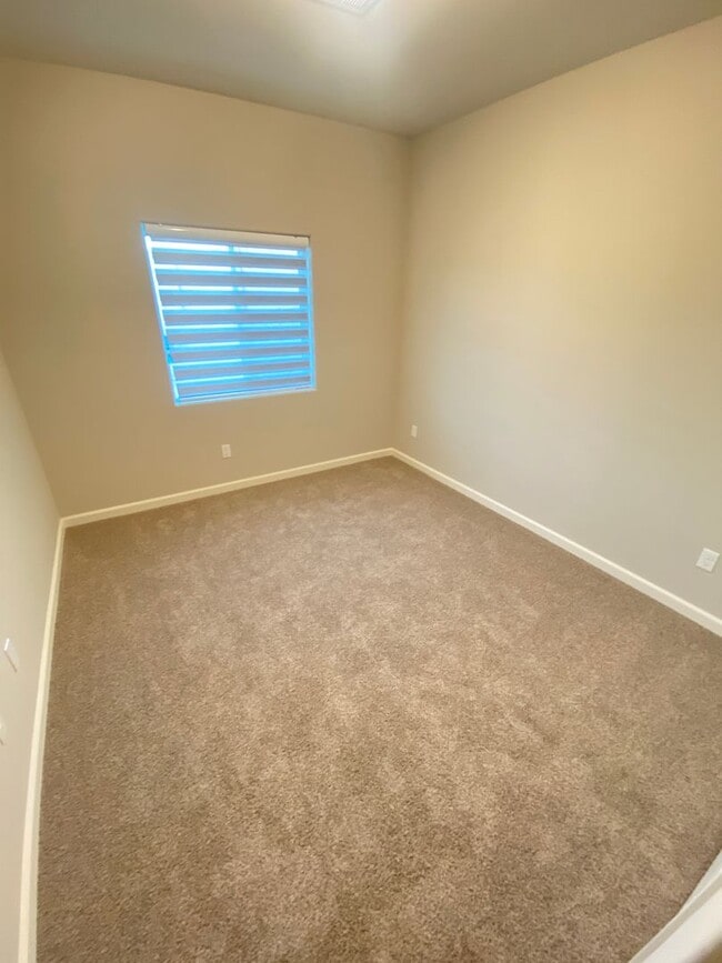 Building Photo - Modern 4-Bedroom Home in Northeast Bakersfield