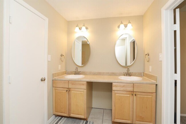 Building Photo - 15822 Whipple Tree Dr