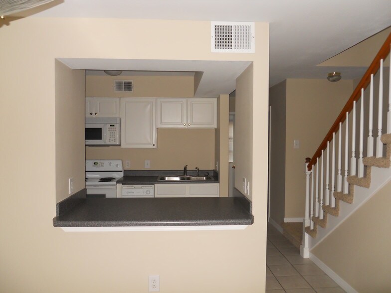 Kitchen - 4405 Lefkoe St