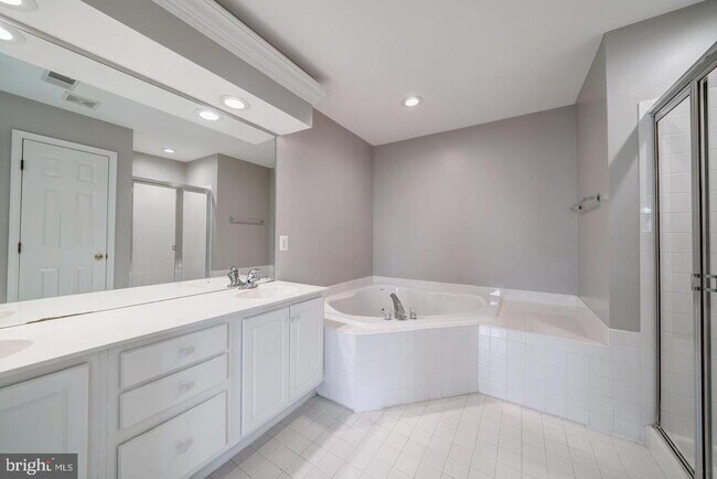 Building Photo - 6138 Manchester Park Cir