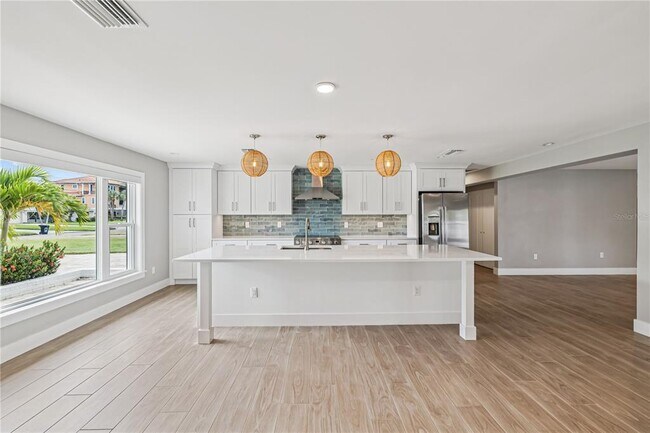 Building Photo - 3800 Bayshore Blvd NE