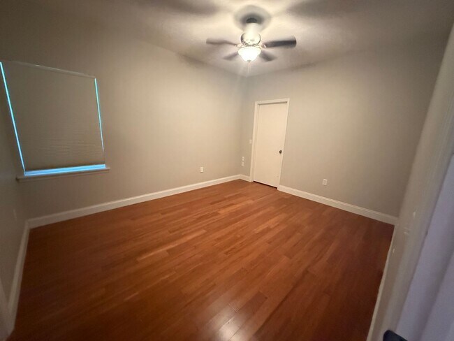 Building Photo - 2 Bed / 2 Bath Condo in The Gables