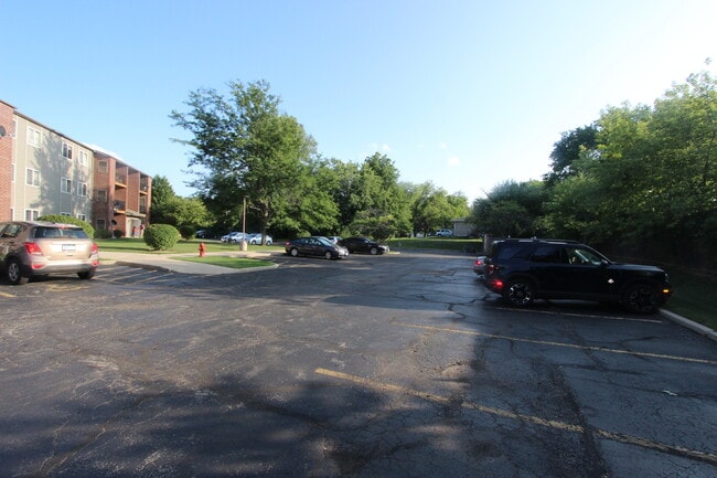 Building Photo - 727 Elm Ln