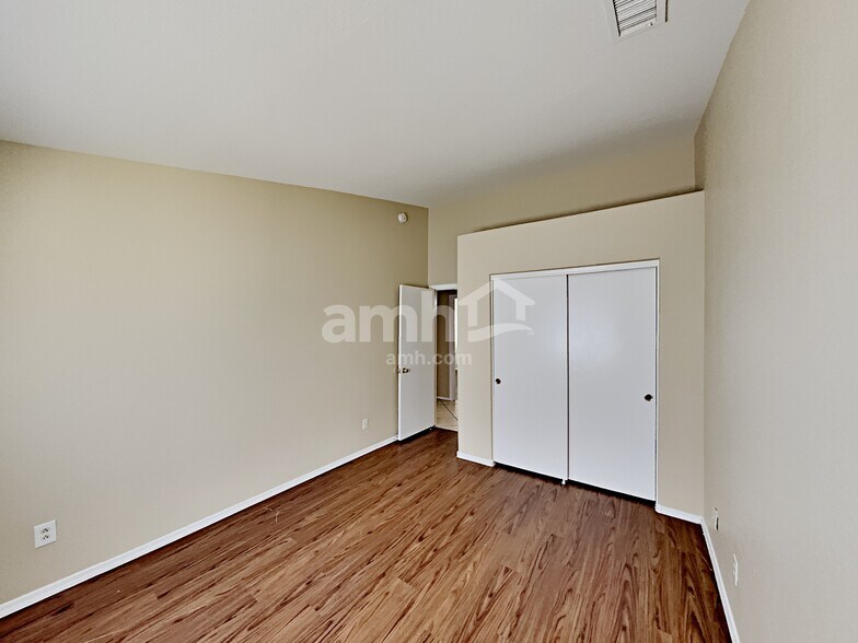 Building Photo - 8418 W Pinchot Ave