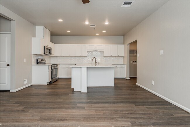 Building Photo - 137 Pk Pl Cir