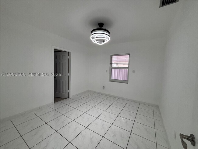 Building Photo - 911 NW 30th Pl