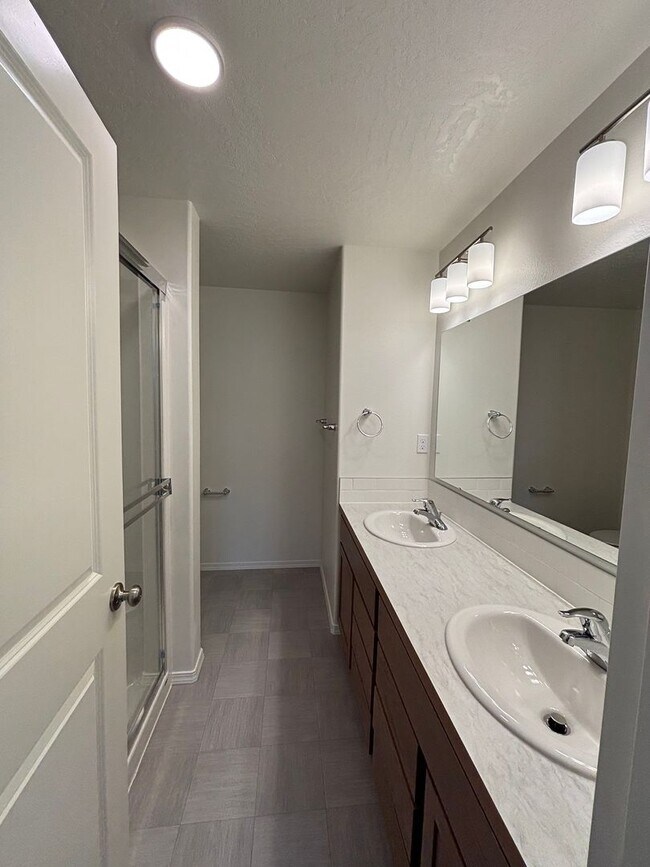 Building Photo - Newly Built Townhome!