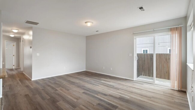 Building Photo - Selling duplex 1.2025