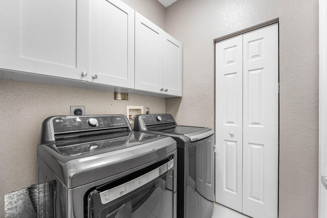 Building Photo - 121 Palm Cir