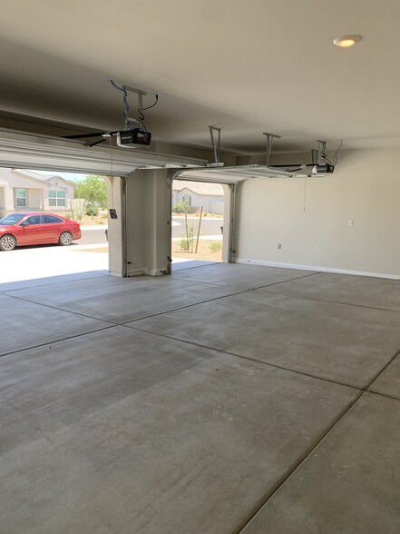 3 Car Garage - 1025 W Falls Canyon Dr