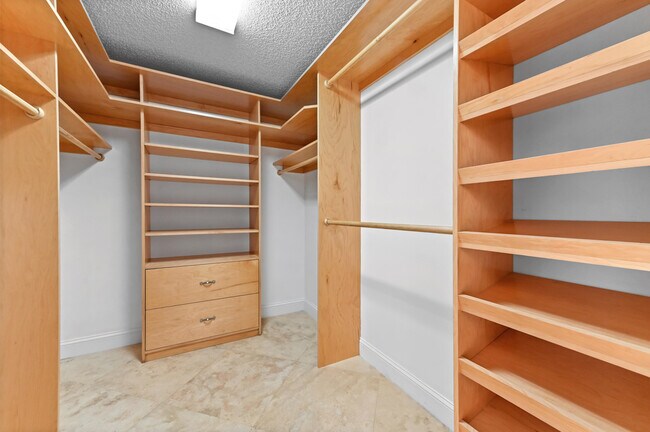 Building Photo - 6740 Brookhurst Cir