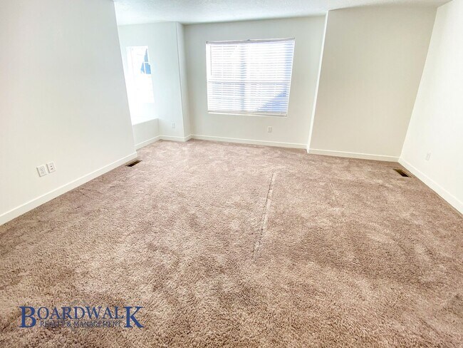 Building Photo - Beautiful 4 bedroom Townhome in West Valley!