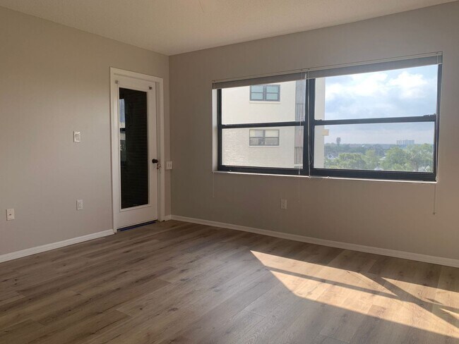 Building Photo - 1320 Pasadena Ave S