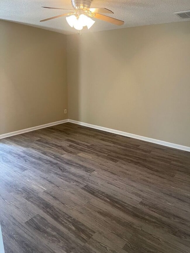 Building Photo - Charming 2-Bed, 2-Bath Townhouse in NW Kno...