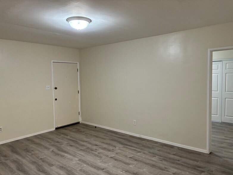 Building Photo - 9412 1/2 Flower St