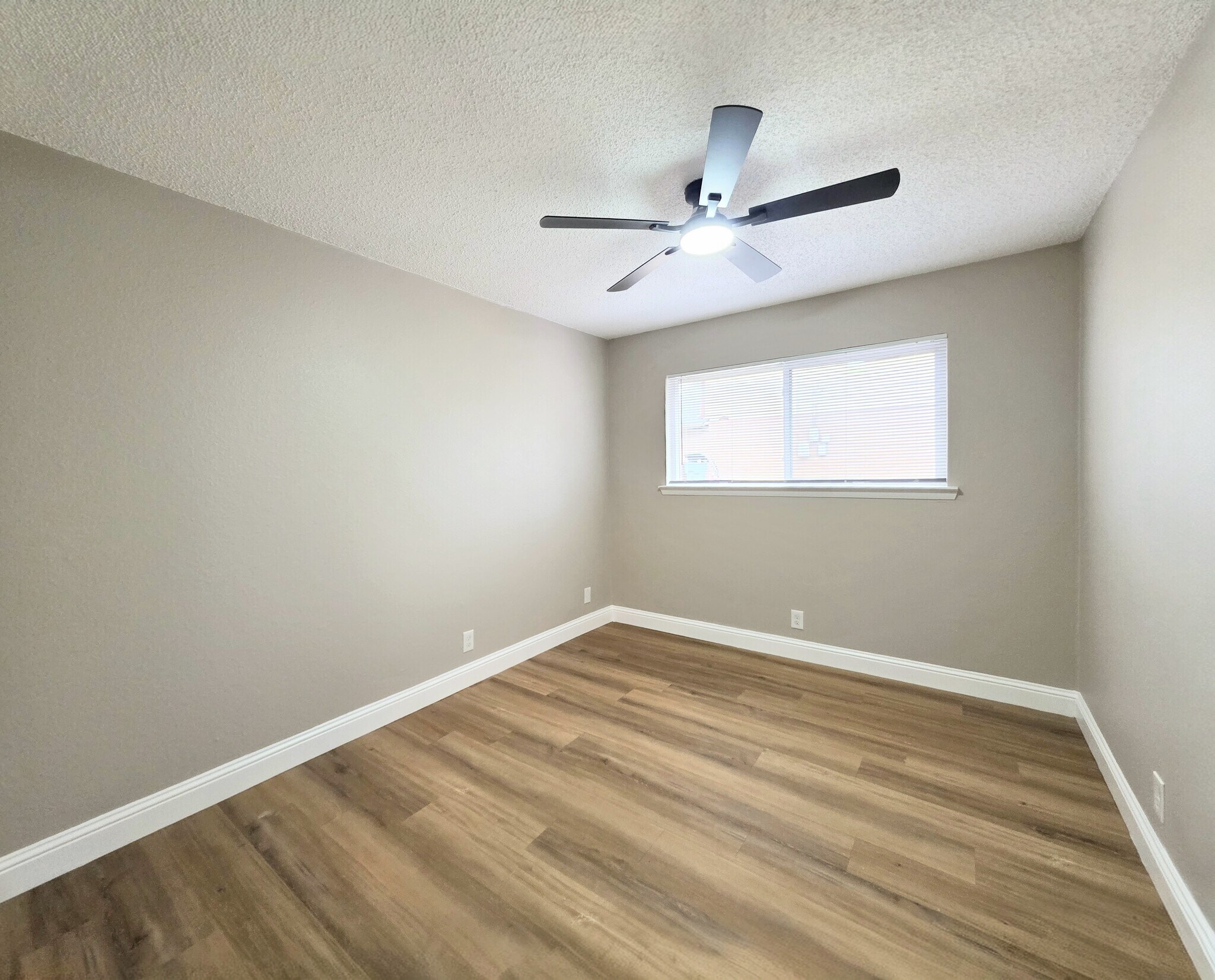 Building Photo - 1302 La Salle Dr