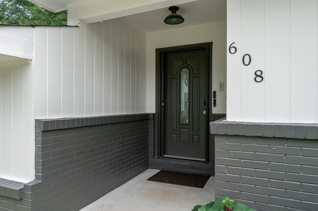 Building Photo - 608 S 21st Ave