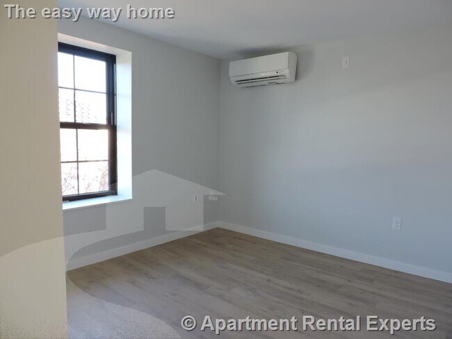 Building Photo - 10 Soden St