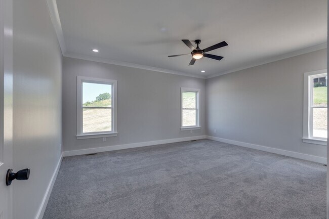 Building Photo - 37 Lakeview Dr