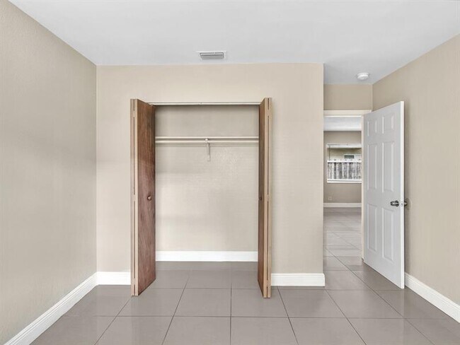 Building Photo - 705 SW 15th Ave