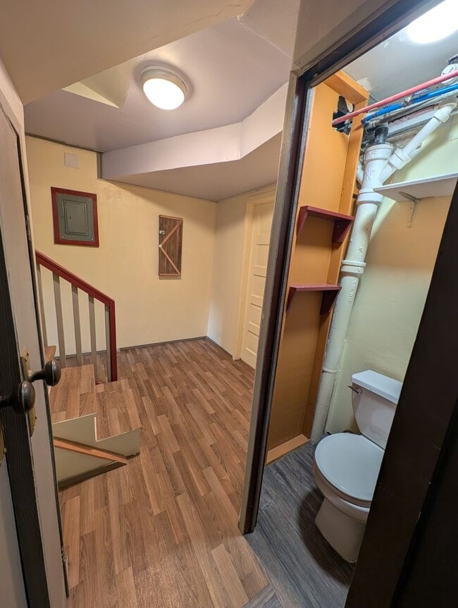 Building Photo - Available Now in Navy Yard City! New Floors & Paint! Tons of Space & Storage.