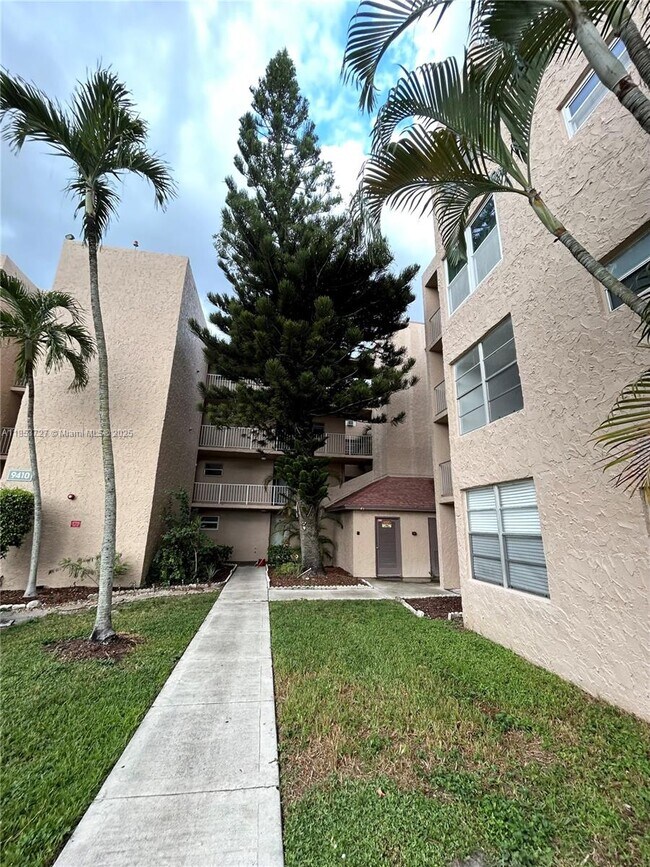 Building Photo - 9410 Live Oak Pl