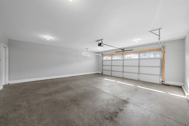 Building Photo - Pet Friendly Four Bedroom with Bonus!