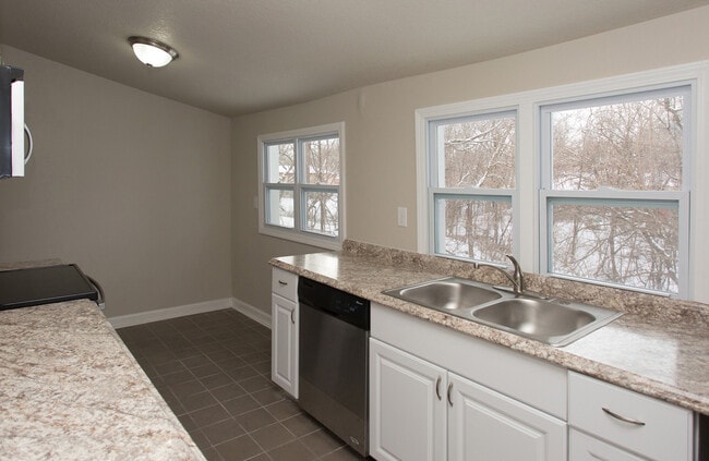 Building Photo - Beautiful 3 Bedroom 1 Bath Home - Pyramid ...