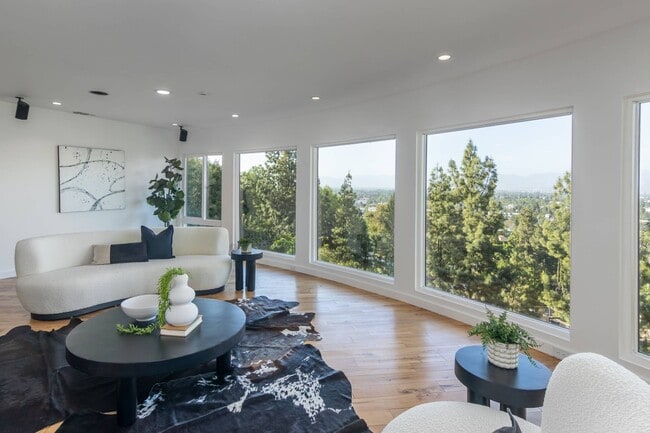 Building Photo - 3828 Alomar Dr