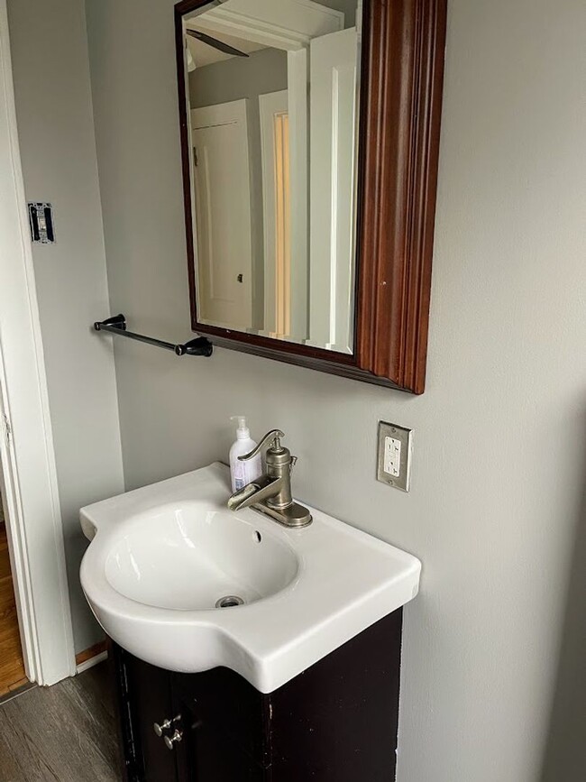 Building Photo - 3 bed 1 bath - Westview, great area, washe...