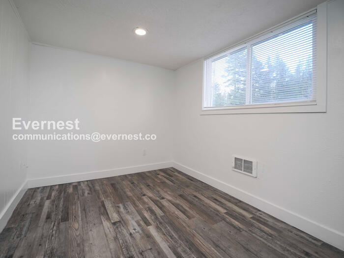 Building Photo - 43414 SE N Bend Way