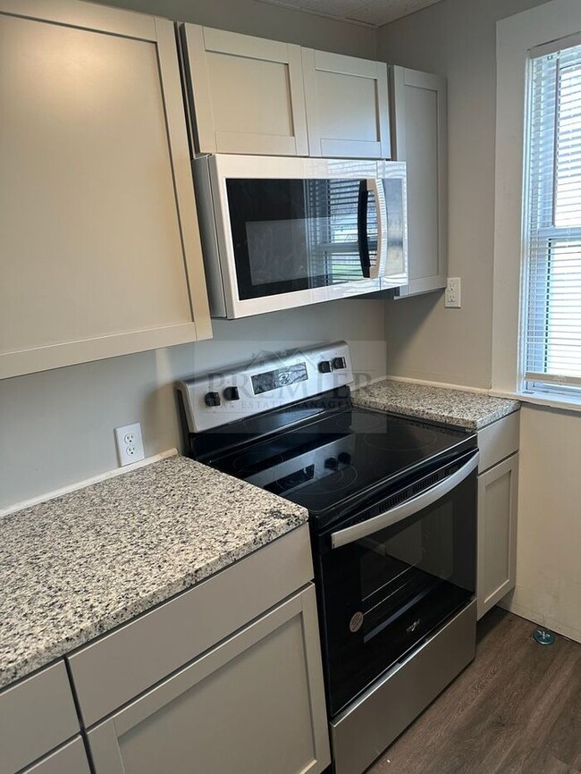 Building Photo - 304 E Monroe St Buckner MO 64016 - 4 bed/ ...