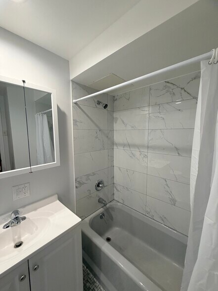 Building Photo - 44 W 7th St