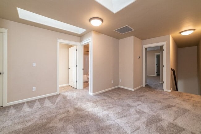 Building Photo - Beautiful unit in NE Bend!  Great location!